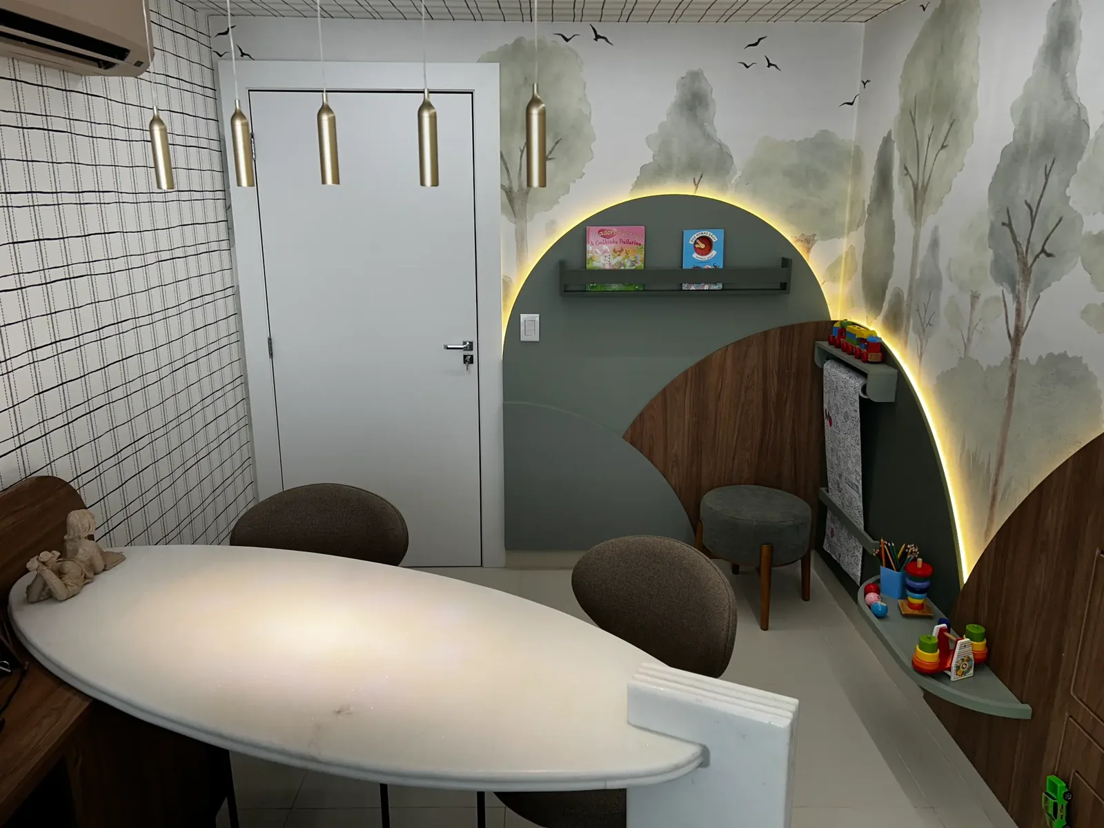 Sala de atendimento da Clínica Unna, com detalhes lúdicos e ambiente acolhedor