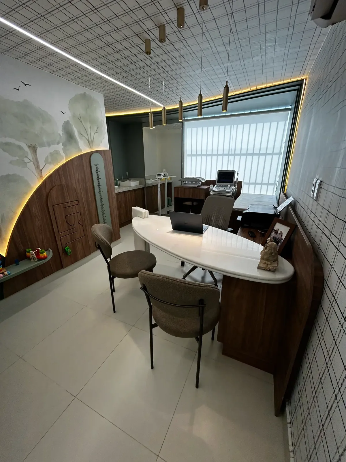 Sala de atendimento da Clínica Unna, preparada para receber crianças e famílias